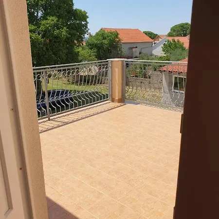 Oliva Dom Cista Mala *